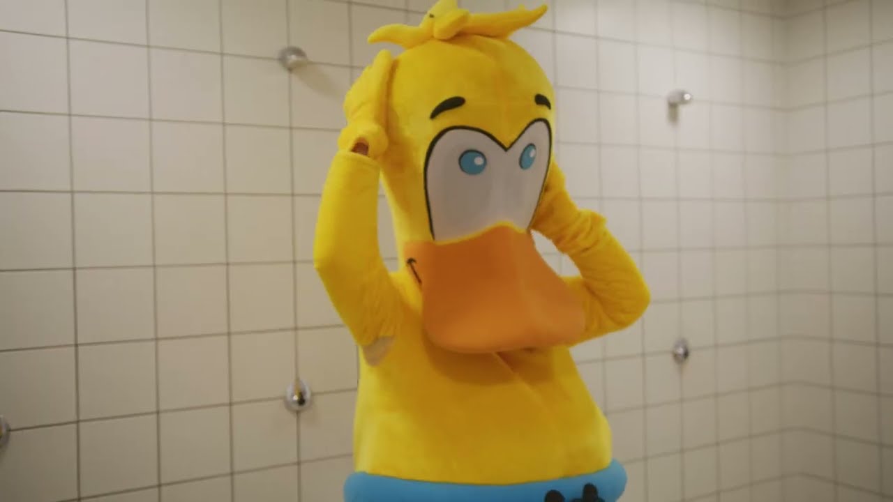 Dukkies eerste zwemles in H2O