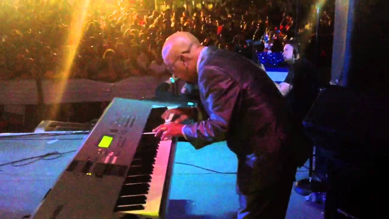 Edgardito Morales tocando Sopita En Botella con la Sonora Poncena