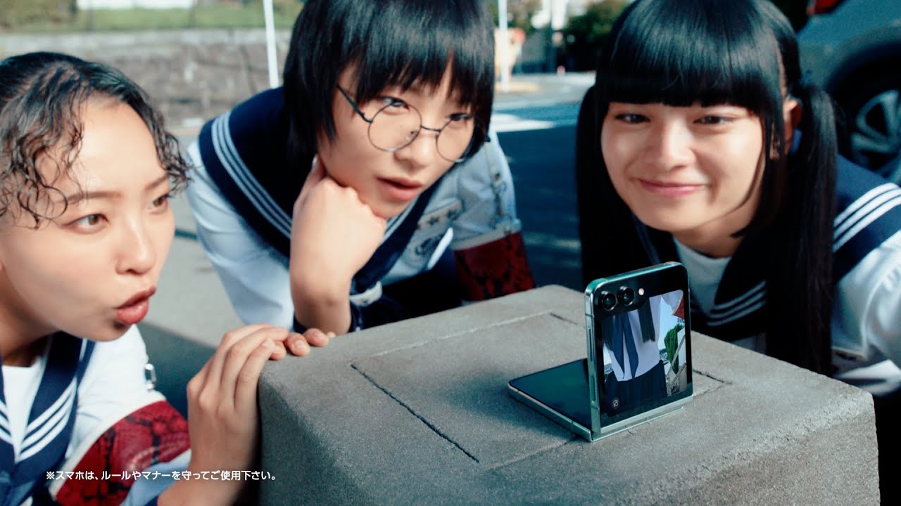 新しい学校のリーダーズ、折りたたみスマホで“バズり写真”を撮影！激しいヘドバンにも挑戦　『Galaxy Z Flip5』新CM＆メイキング映像