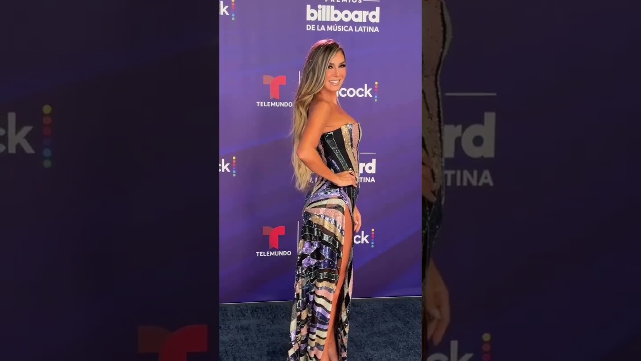 😍 Elizabeth Guti&eacute;rrez simplemente HER-MO-SA! Nuestra conductora de #PremiosBillboard2025