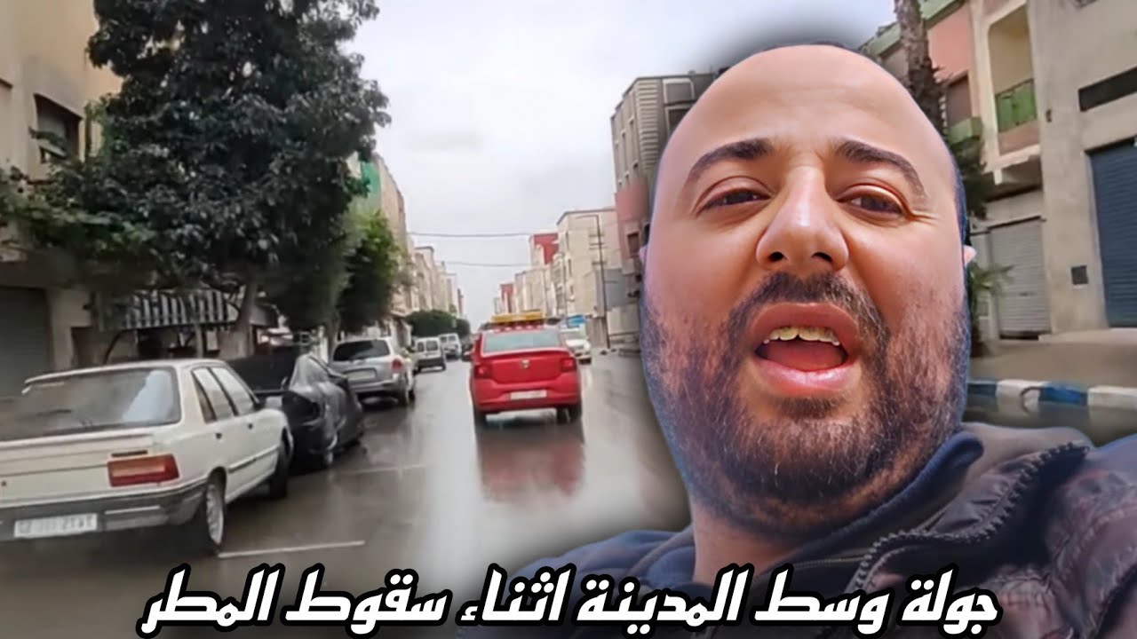 جولة هادئة وسط المدينة أثناء تساقط الأمطار