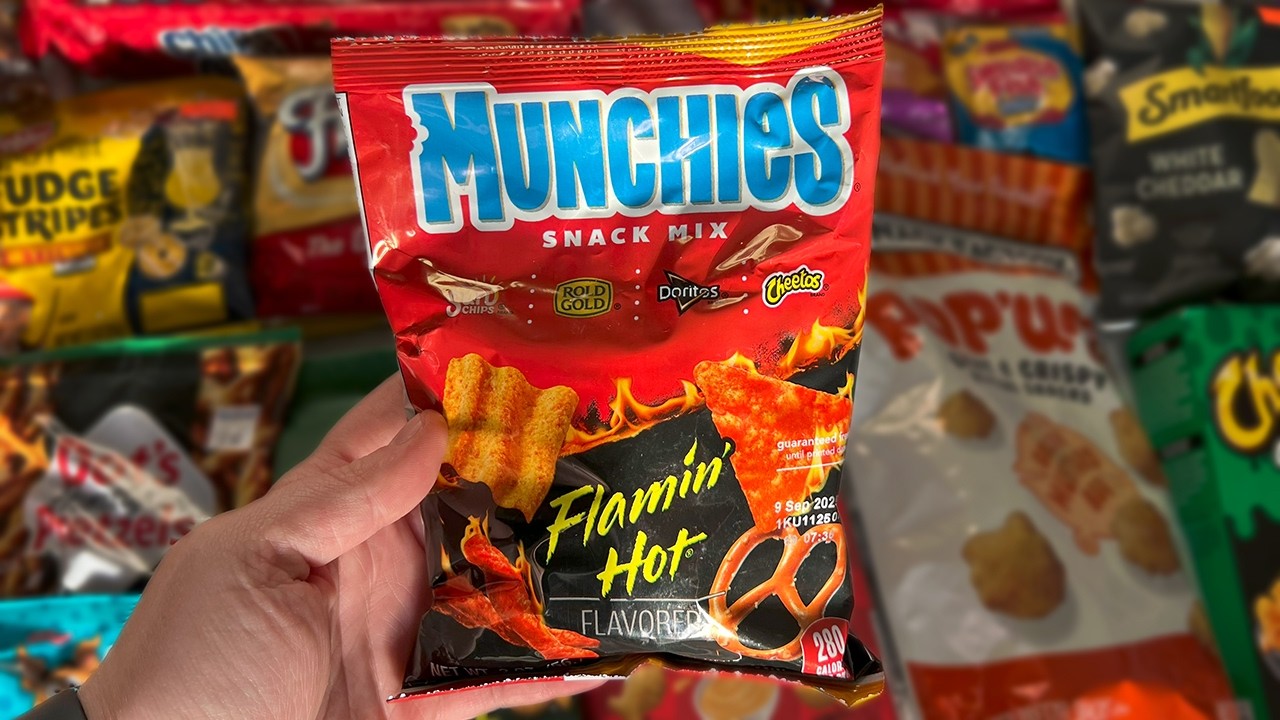 10 American Snacks Taste Test 🍫🥤 | Local Supermarket Haul