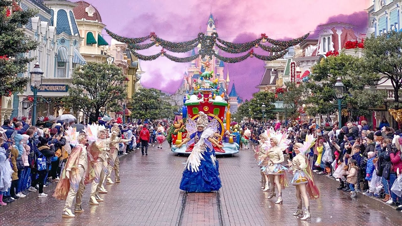 Disneyland Paris - Mickeys Dazzling Christmas Parade 2021 - Mickey danced for me :)