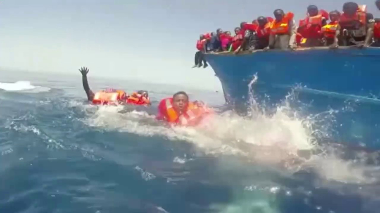 Mittelmeer: So dramatisch rettet die Küstenwache Flüchtlinge aus Seenot
