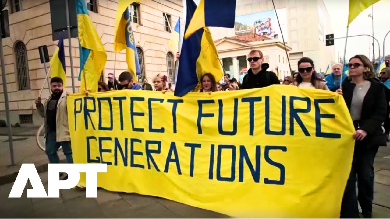 “Freedom for Ukraine!” Protesters Rally in Milan Ahead of 4th Anniversary of Invasion | APT