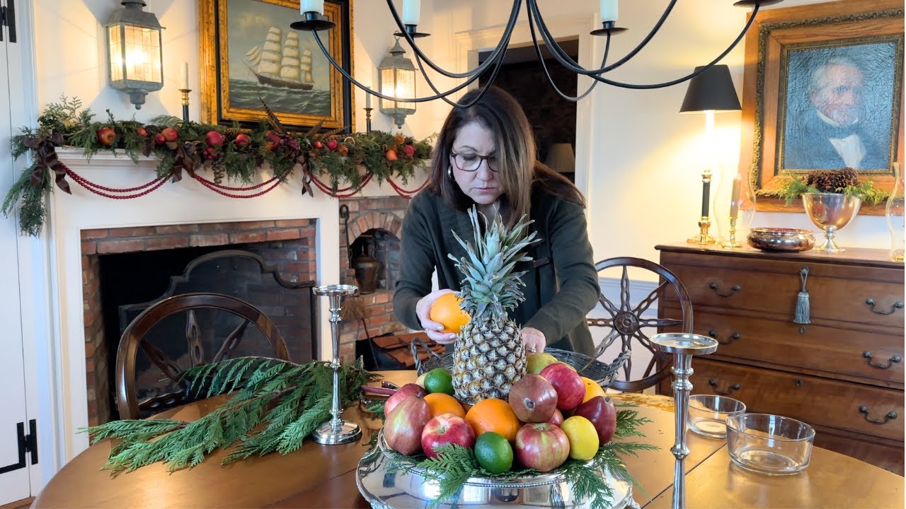 Traditional Colonial Christmas Decor | New England home decorated for Christmas