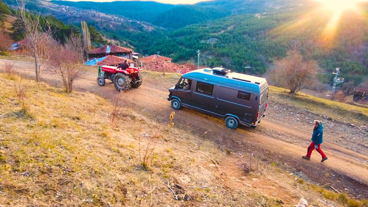 СЛОЖНОЕ ПУТЕШЕСТВИЕ В КАРАВАНЕ ПО ПУСТЫНЕ ЛЕС | КЕМПИНГ С КАРАВАНОМ НА ВЫСОТЕ 1800 ГОДА