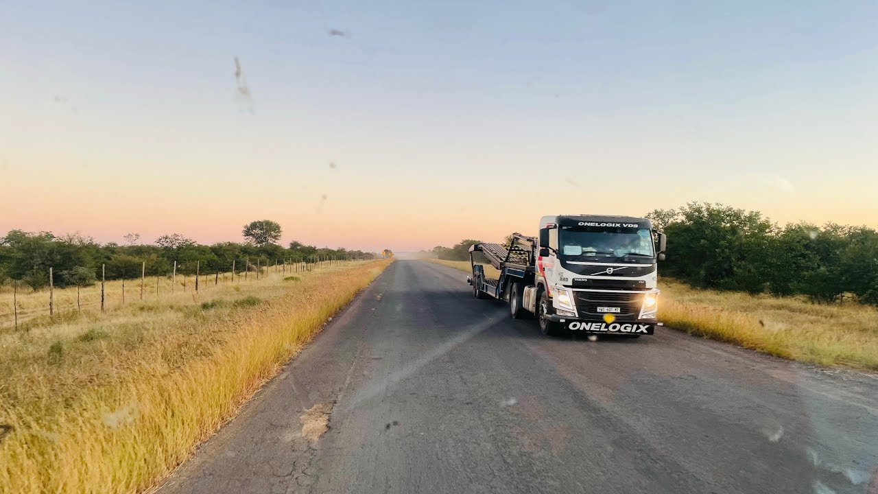 Travelling to Zimbabwe by bus (fully detailed) | Johannesburg to Bulawayo 🇿🇦📍🇿🇼| Road trip🛣️