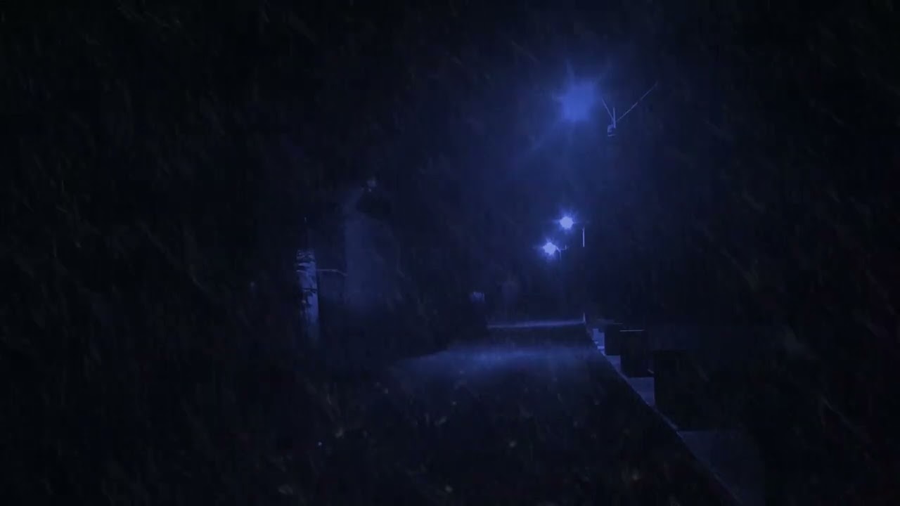 Notte di pioggia illuminata dai lampioni