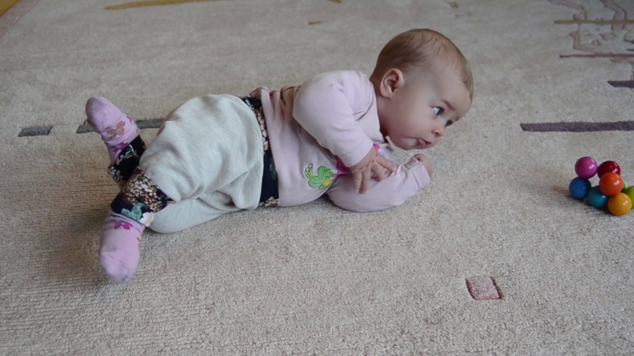 Baby rollt auf den Bauch