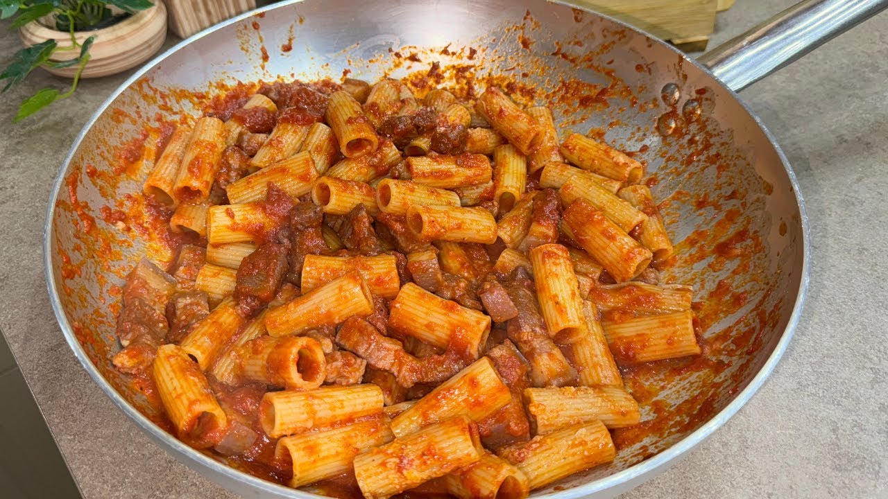 RIGATONI CON RAGÙ DI PANCETTA DI MAIALE