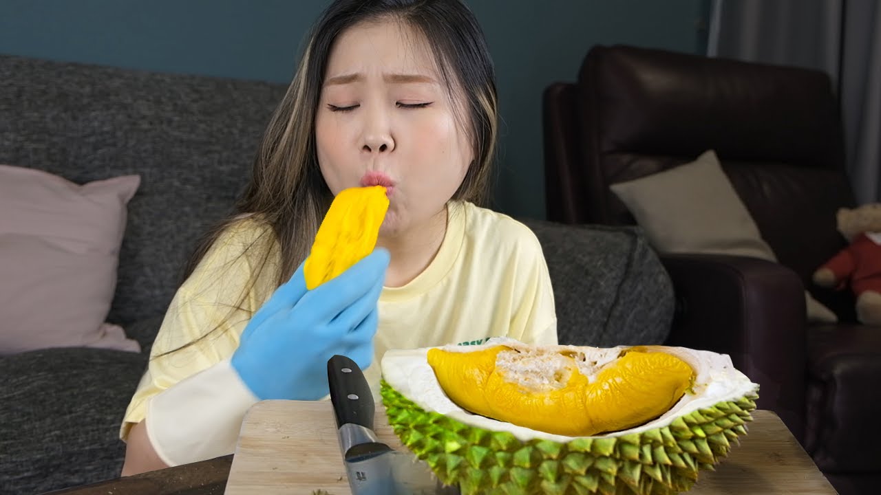 Korean girl Falls In Love With Durian in Malaysia | 두리안 중독..?