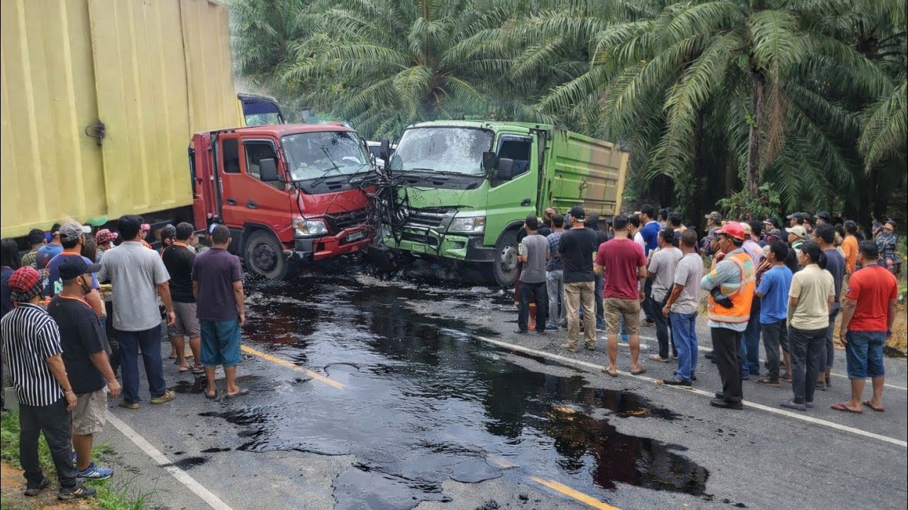 Sopir Melarikan Diri‼️Kedua Kabin Truck Ringsek Parah