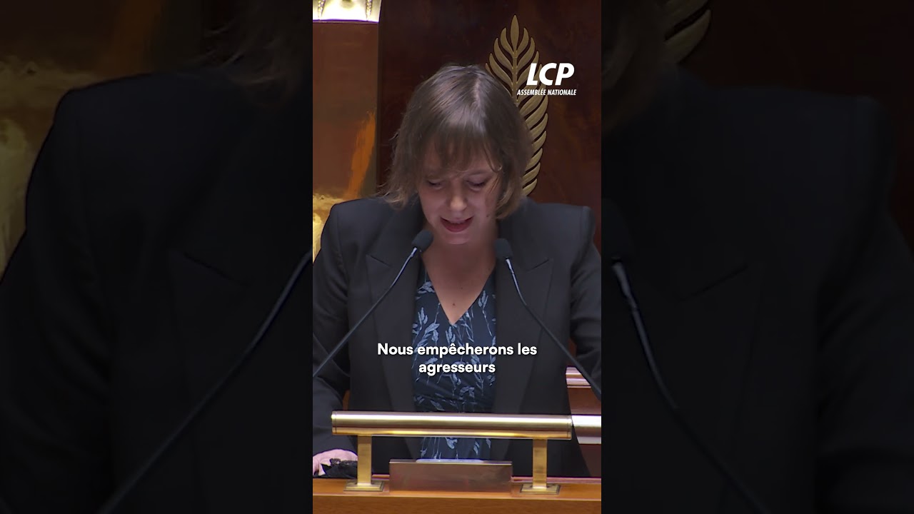 Une d&eacute;put&eacute; LFI brandit une culotte. 