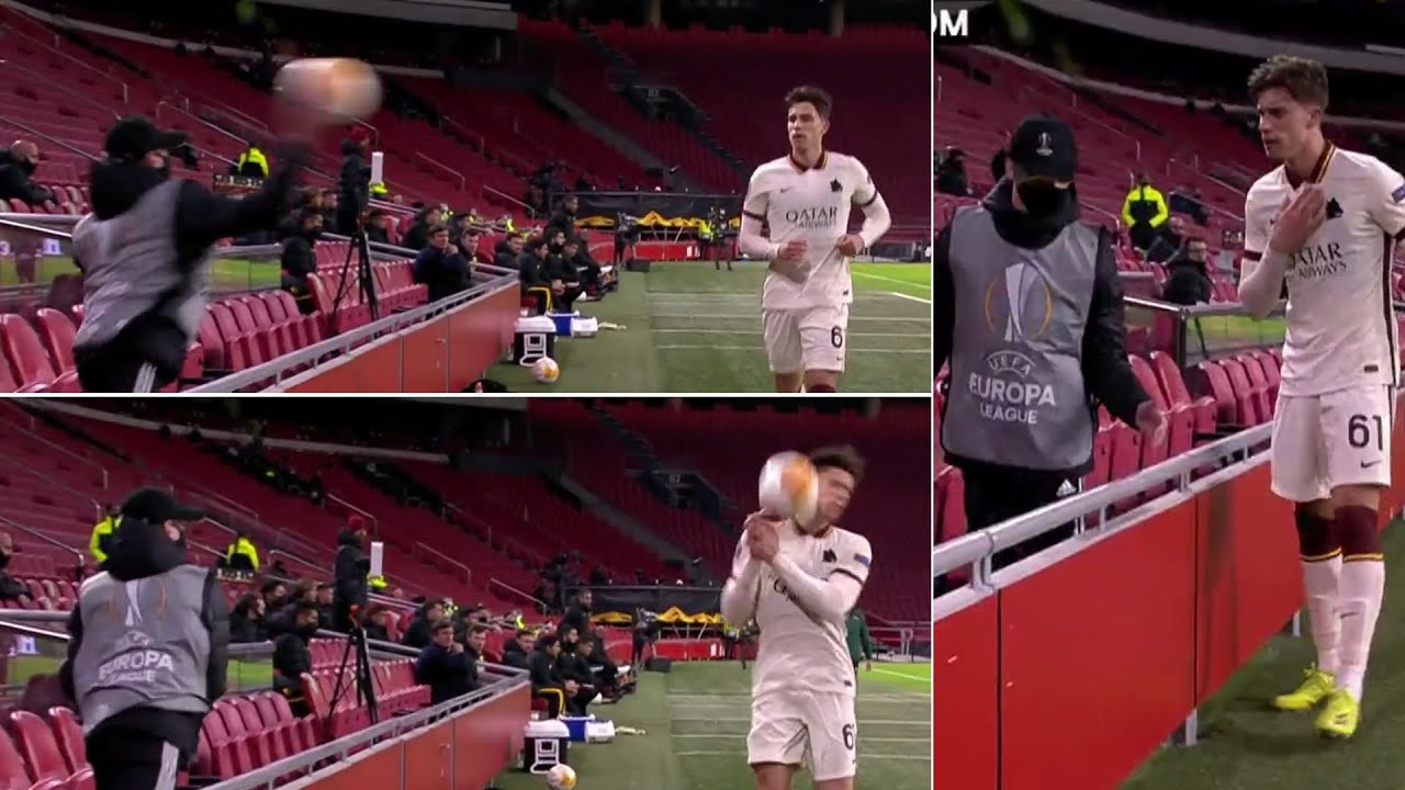Chłopiec z Ajaxu rzuca piłkę w kierunku zawodnika Romy!
