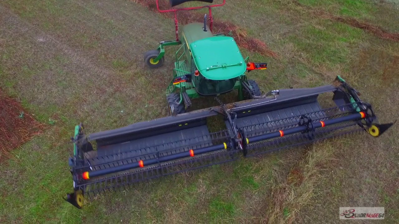 faucheuse andaineuse john deere w150 dans du sarrazin dans le sud ouest de la France