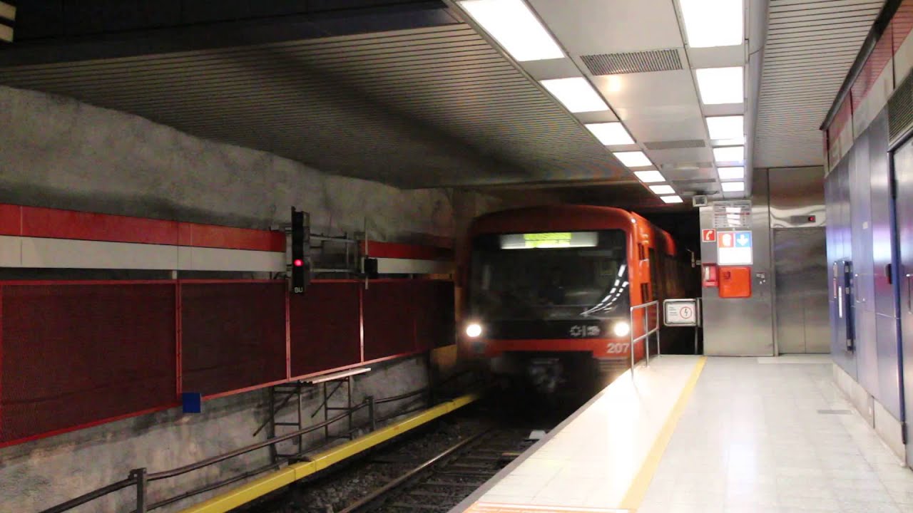 M200-sarjan metrojuna saapuu Hakaniemeen