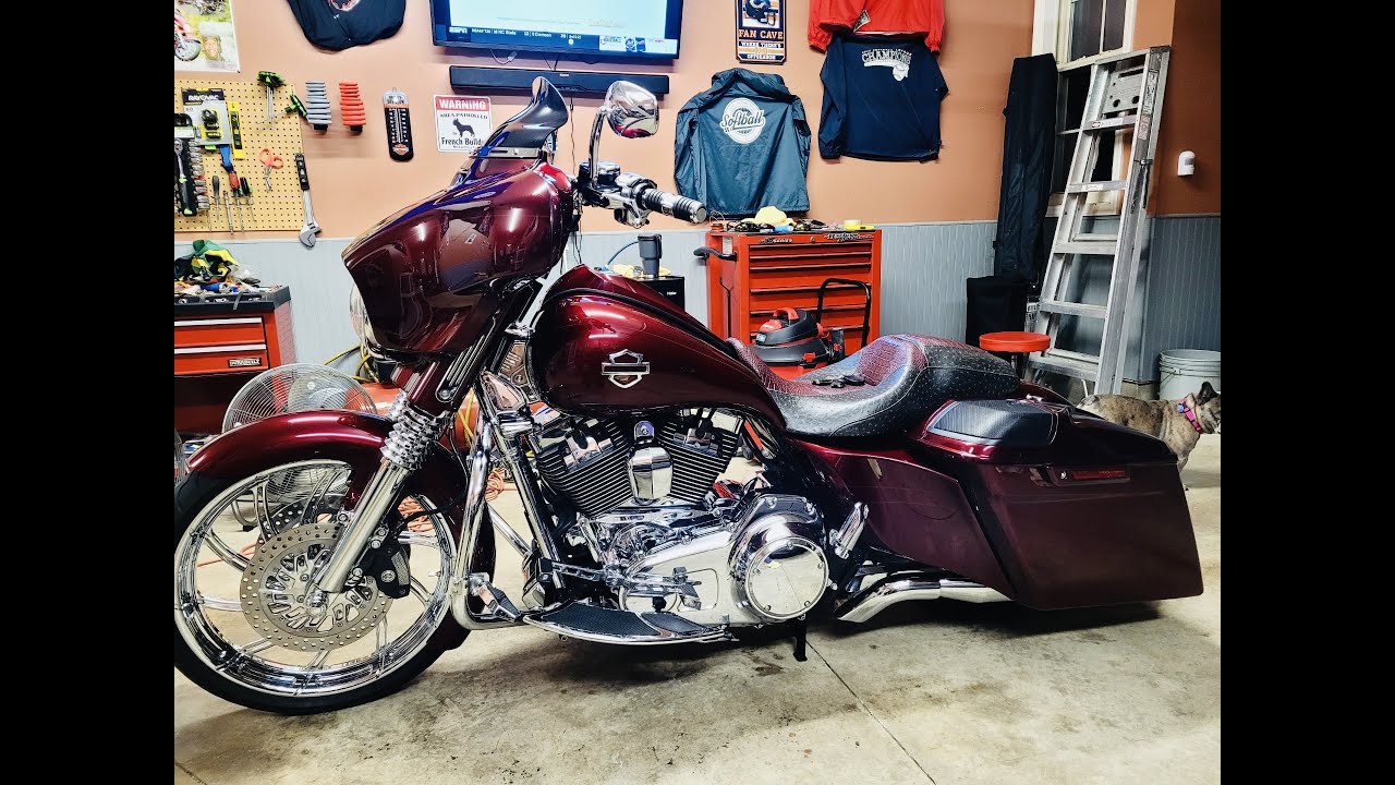 Распаковка и установка деталей кузова Advanblack от Harley: эластичные боковые крышки и эластичны...
