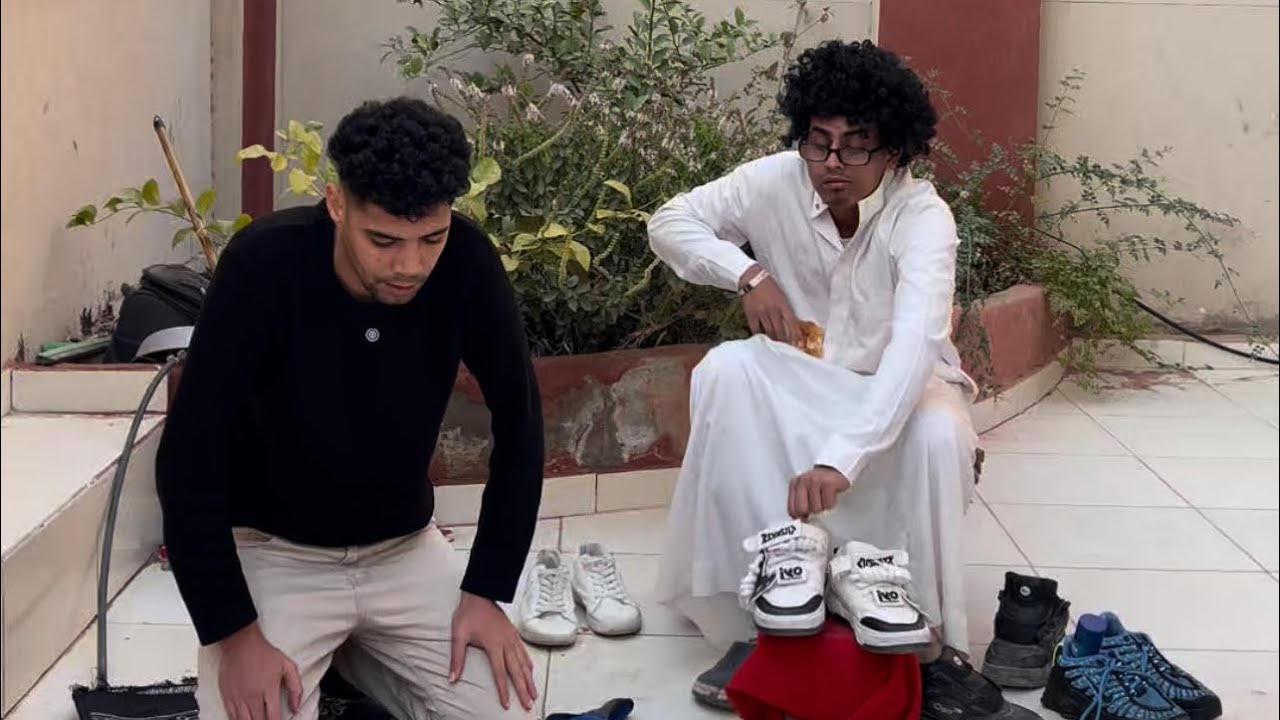 رجل فقير يفعل شي غريب مع عامل احذية وهو بيصلي وللأسف؟😱