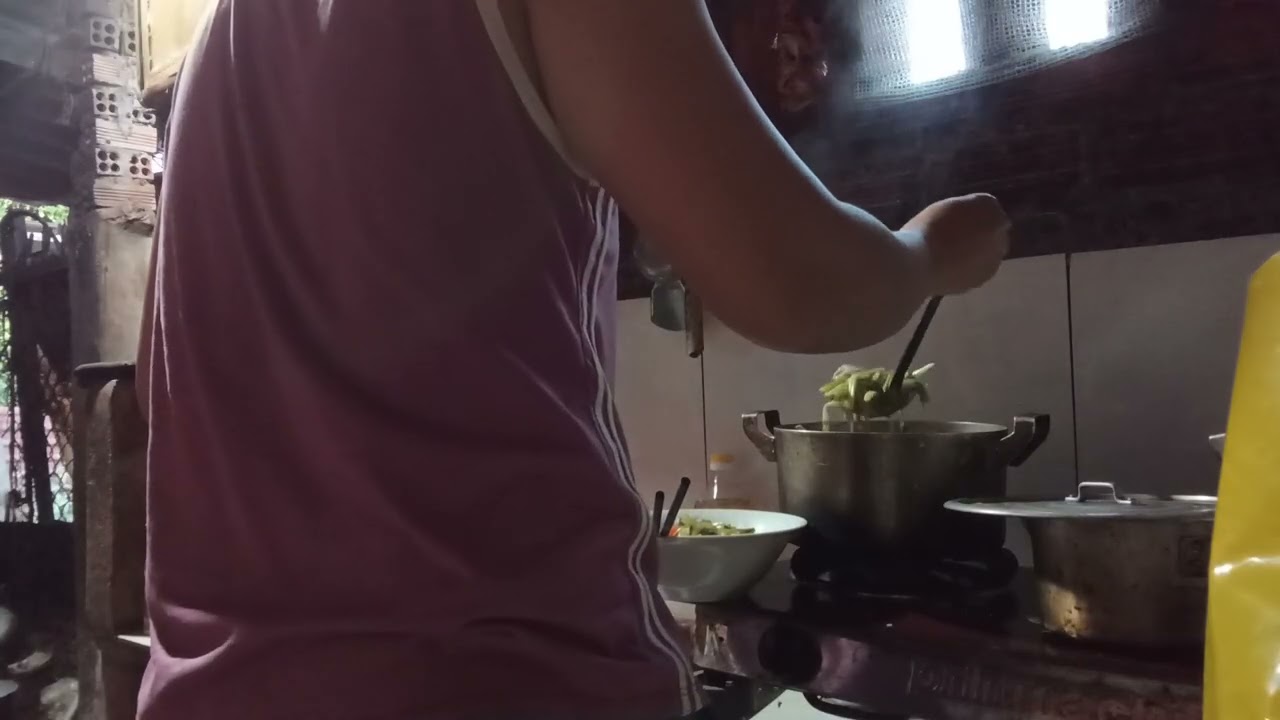Chiều nay em nấu canh chua gà ăn bún 