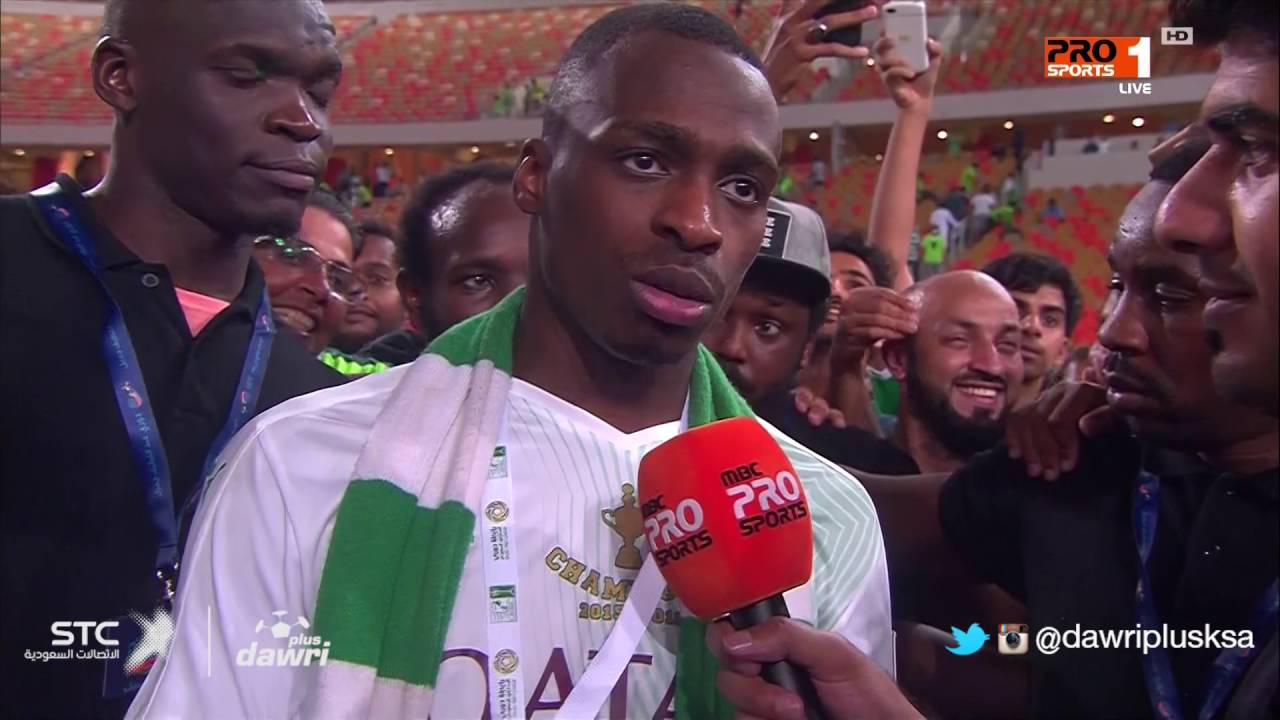 معتز هوساوي يحتفل بطريقته ويشارك جماهير #الاهلي الاهازيج .