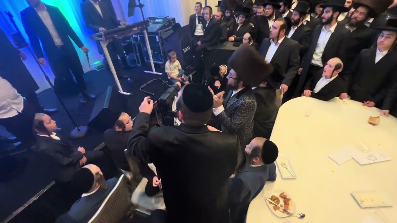 Yoiny Fischer on keys & sruly green @ avrumi second dance fire 🔥