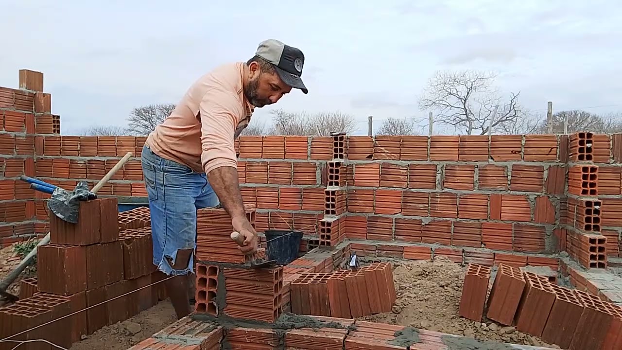 Começando as paredes do banheiro da casa do sítio Cristo Redentor 