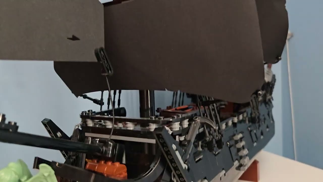 LEGO PIRATES OF THE CARRIBEAN BLACK PEARL SET AND REVIEW!!!