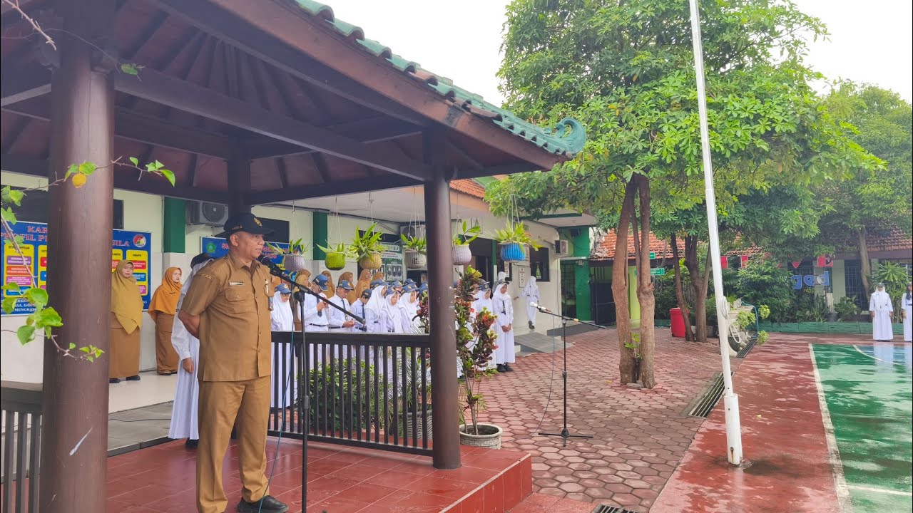 PAGI CERIA UPACARA BENDERA DI HARI PERTAMA MASUK SEKOLAH DI SEMESTER 2 AWAL TAHUN 2025 DI SPENSAGED