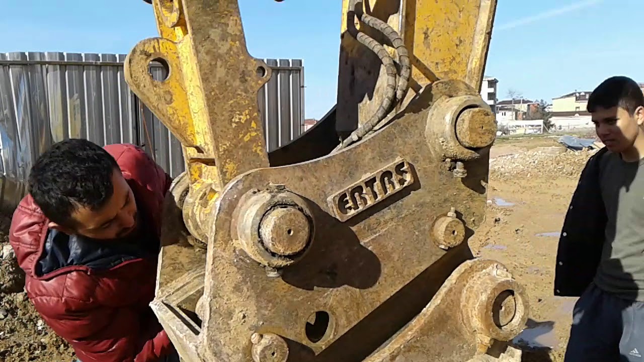 JCB EKSAVATÖR KOVA DEĞİŞİMİ
