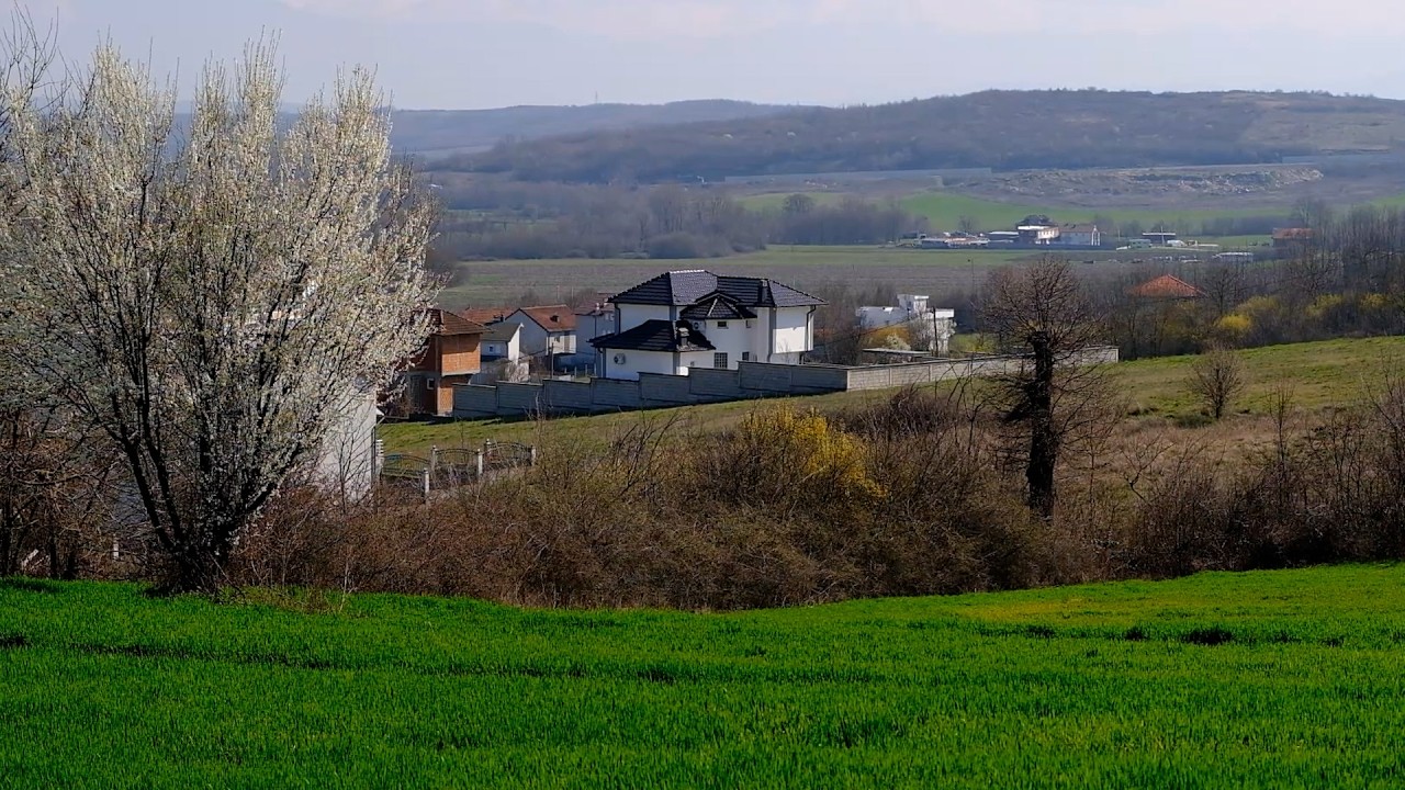 Peizazhi pranveror i fshatit Bec