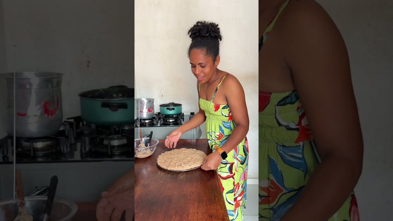 tirando cachos de licuri para fazer doce 