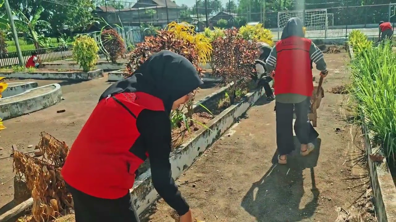 Jum'at Bersih area Taman Desa Ajubissue bersama KK KKN