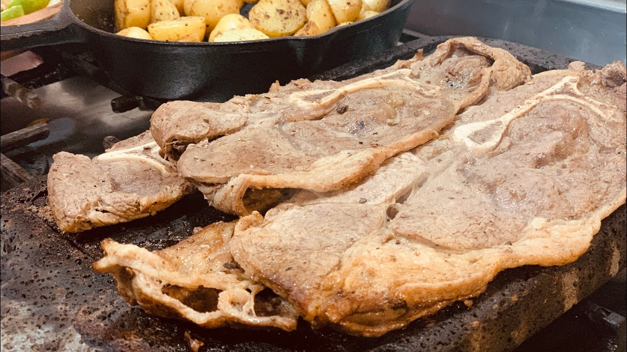 Tacos de bistec, preparados en comal de piedra volcánica