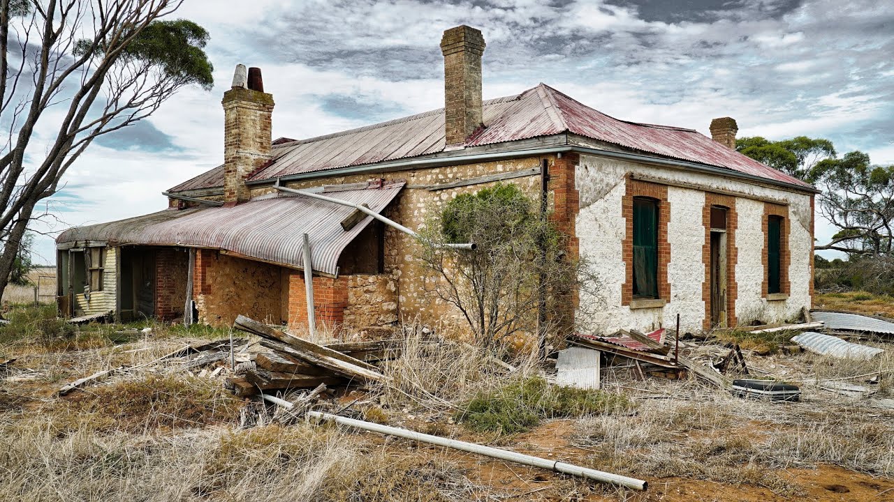 Original farm house in outback South Australia. I save a stumpy tail Lizard :-)