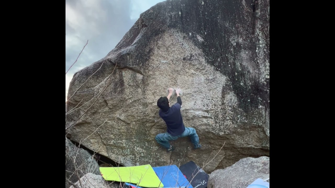 京都笠置ボルダー　【呉春（左抜けver.）】 初段/V7　外岩　ロッククライミング　climbing ボルダリング