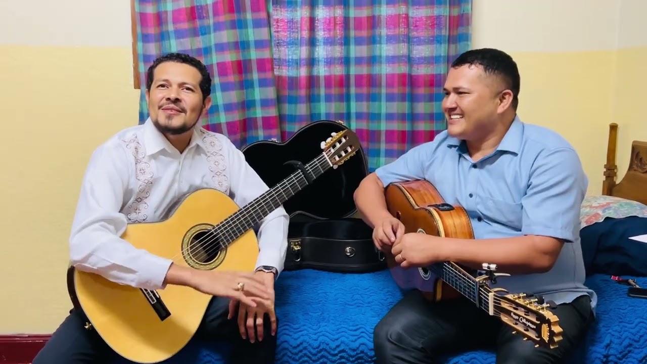 Con mi maestro en requinto Moisés Lima del Dúo cuerdas Celestial 