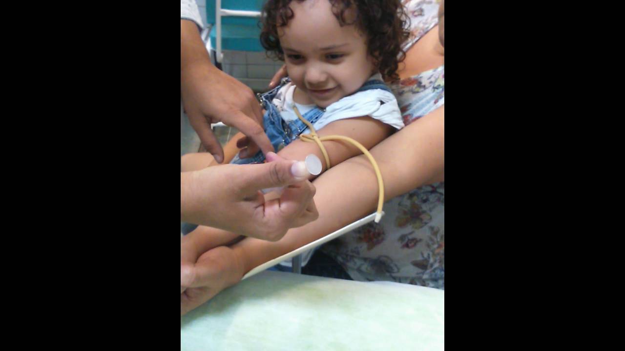 Exame de sangue sem chorar. Crianças que não choram fazendo exame de sangue. (