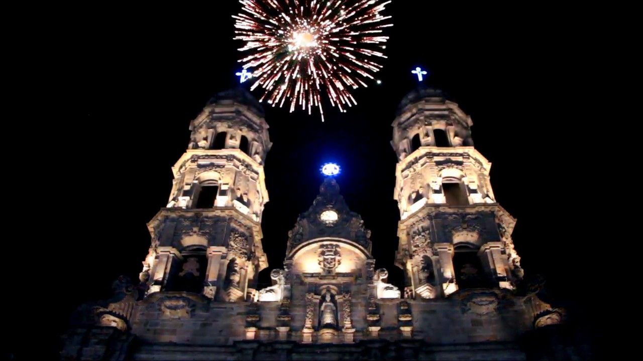 Castillo y pirotecnia en la Basílica de Zapopan el 18 de diciembre de 2016