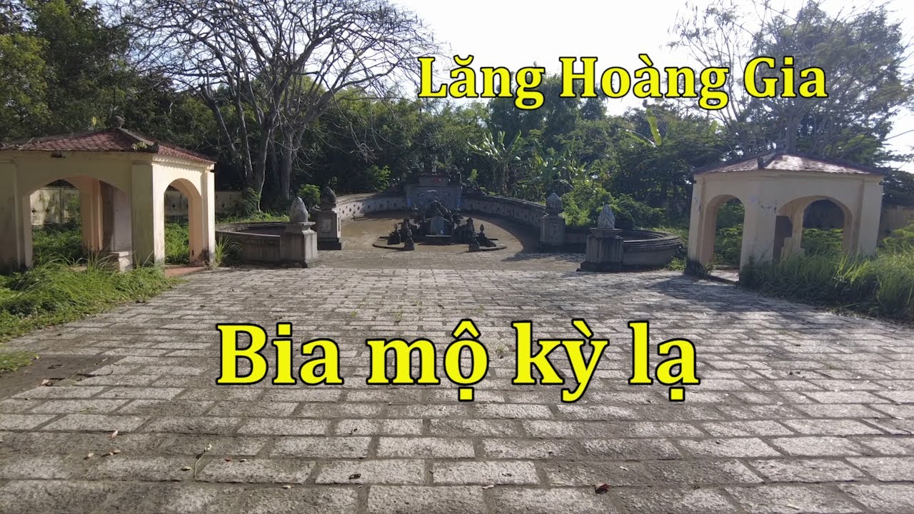 Tấm bia mộ kỳ lạ ở Lăng Hoàng Gia.
