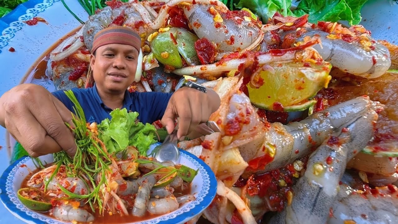 ตำกุ้งสดเมนูแซ่บแซ่บแก้มกับยอดชะอมแซ่บคือเก่า