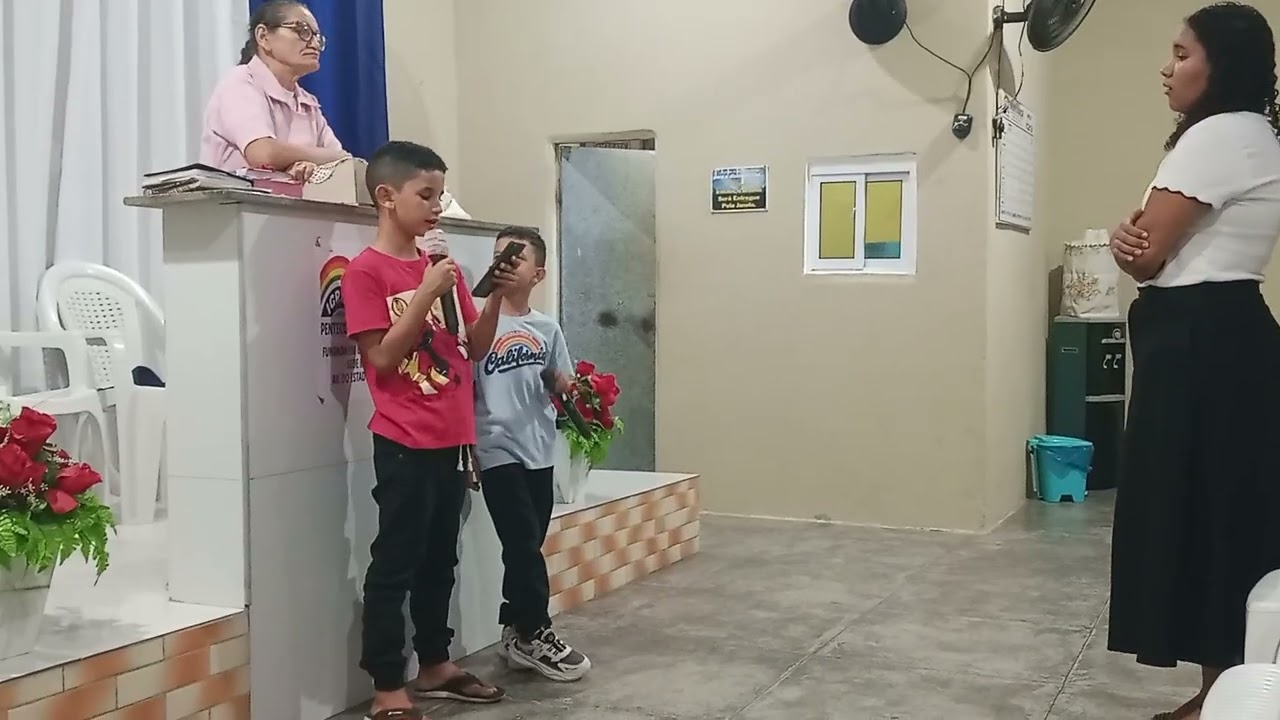 Crianças louvando para jesus Cristo 