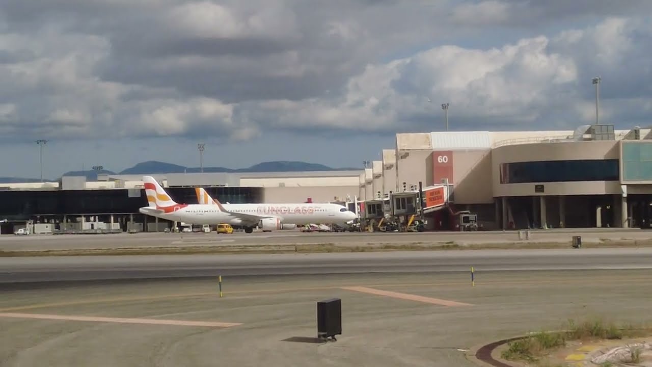 Landing at Palma De Mallorca with Ryanair Boeing 737 MAX 8-200 