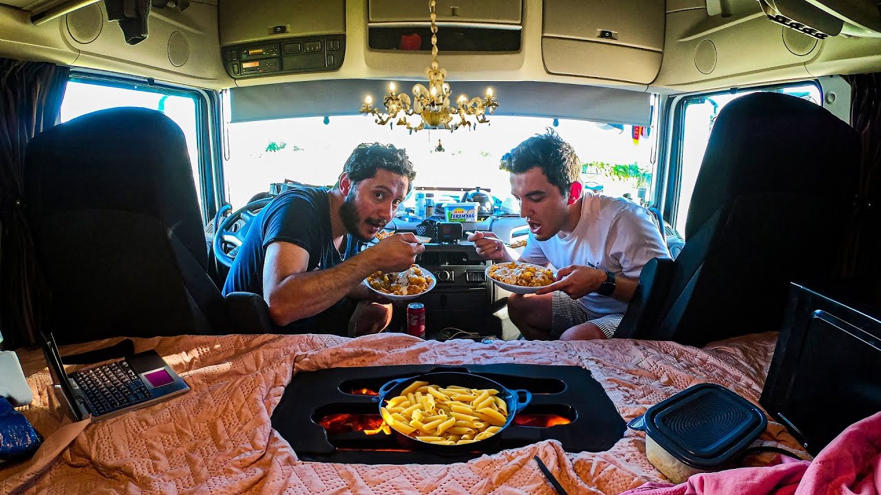 жизнь и ночной распорядок двух человек в узком грузовике