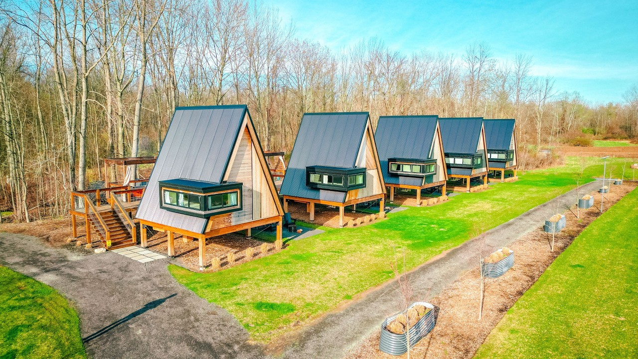 ¡Dentro de la mini casa más lujosa que jamás hayas visto!  Finger lakes Treehouses