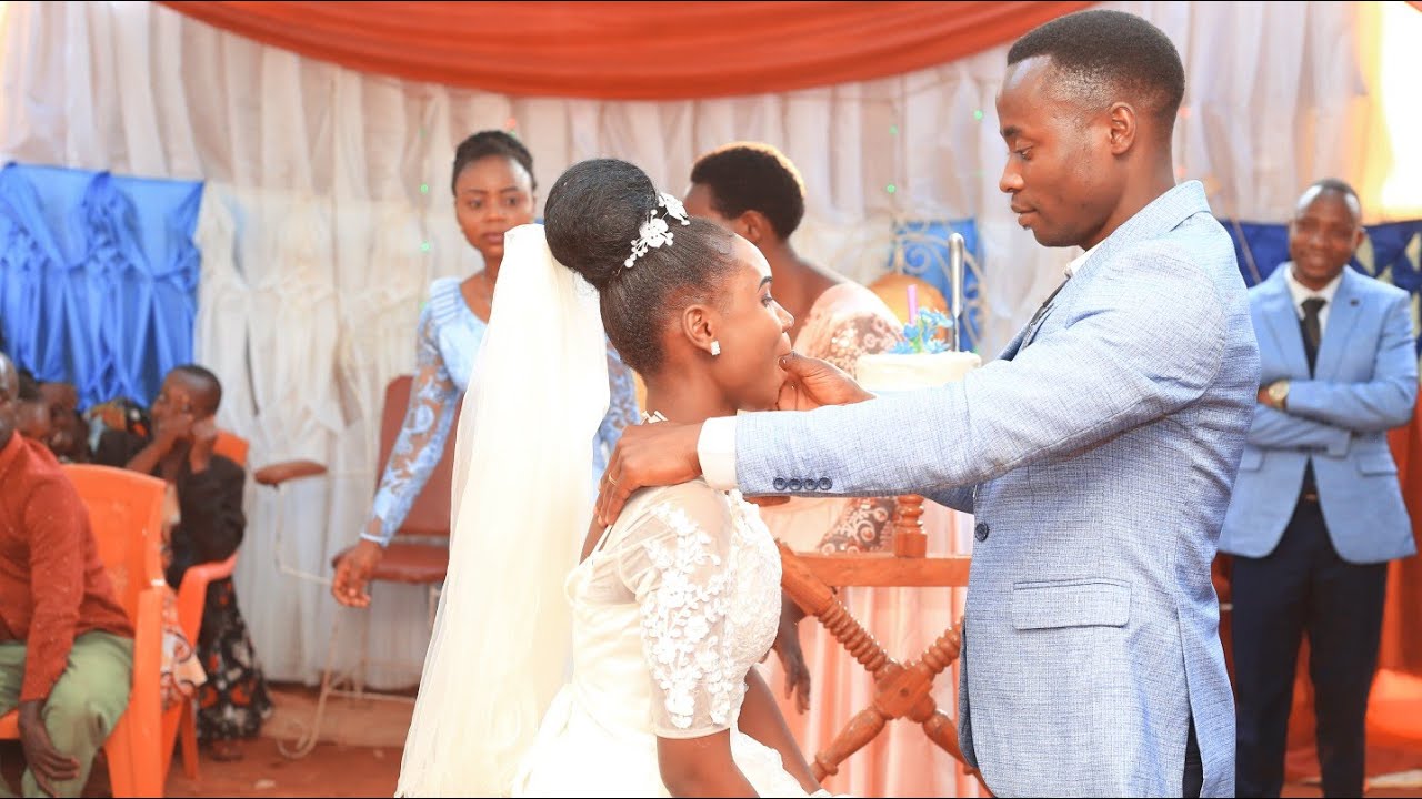 STAILI NGUMU YAKULA KEKI ILIYOMSHINDA BIBI HARUSI,WEDDINMG SLVANUS + SAUDA venue Kabanga Kasulu