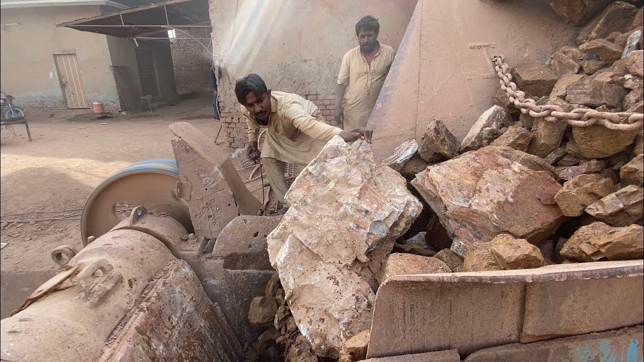 &ldquo;Hopper Jammed! Crushing Giant Rocks with Extreme Machine Power 💥 | Stone Crusher Working&rdquo;