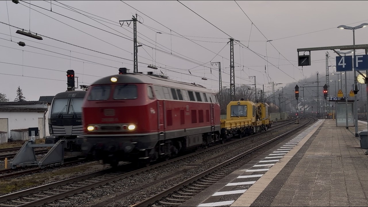 Viele Güterzüge an einem kalten Dezembertag im Bahnhof Treuchtlingen, Trainspotting 17Dec2025