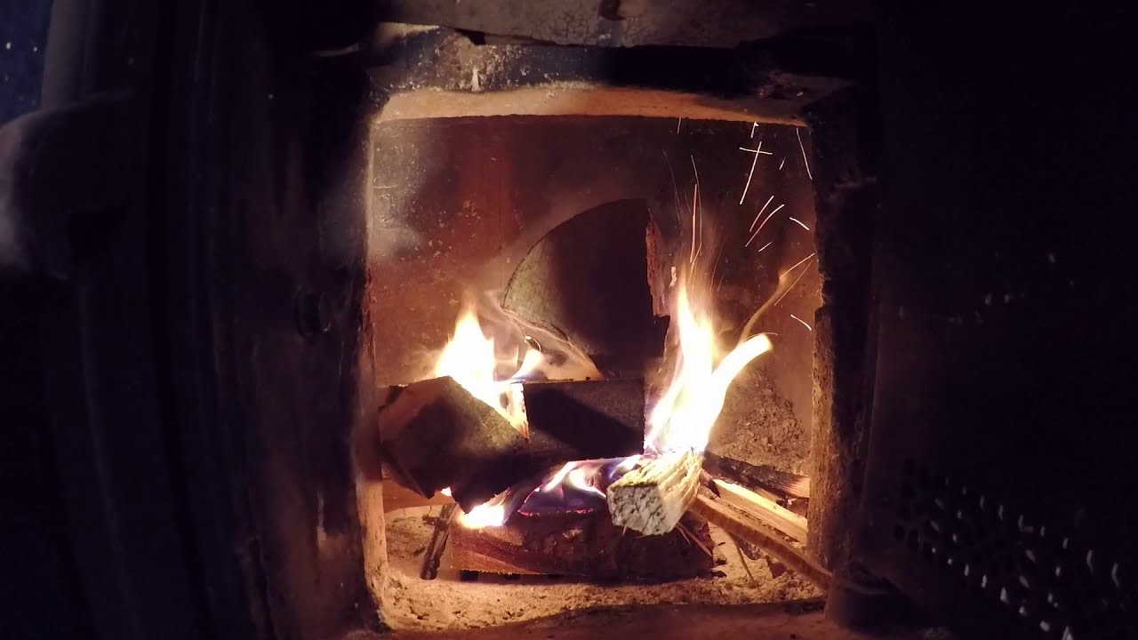 Hrad Lietava - Zakurovanie v kachľovej peci