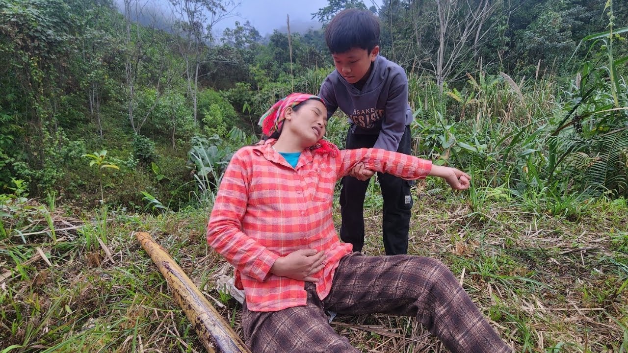 Kind boy helps a pregnant woman. | Poor Highland Boy